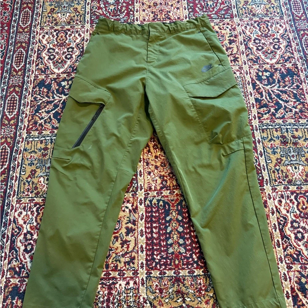 Nike Tech Essentials Woven Unlined Utility Pants in green, size 34 x 28, EUC - Picture 1 of 7